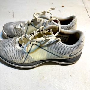 Nike women’s golf style shoe. Size womens 7.5, white casual shoe. Bin#5